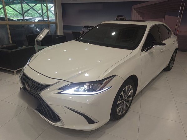 Lexus ES · 2021 год