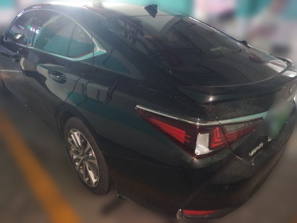 Lexus ES 2022, 62100 км, за 32527 USD
