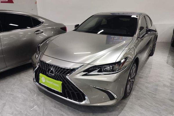 Lexus ES · 2022 год
