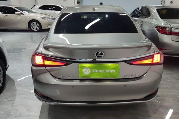 Lexus ES 2022, 112700 км, за 38194 USD