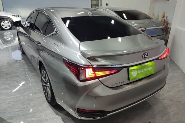 Lexus ES 2022, 112700 км, за 38194 USD