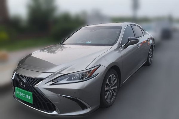 Lexus ES · 2022 год