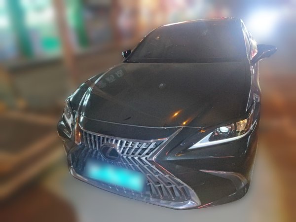 Lexus ES 2023, 17700 км, за 29782 USD