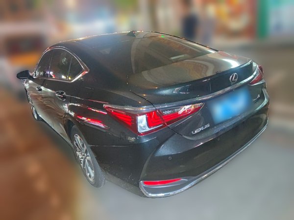Lexus ES 2023, 17700 км, за 29782 USD