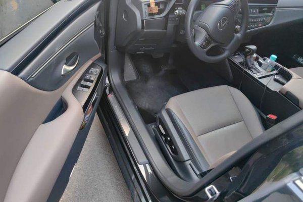 Lexus ES 2024, 27599 км, за 25808 USD