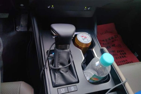 Lexus ES 2024, 27599 км, за 25808 USD