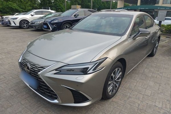 Lexus ES · 2025 год