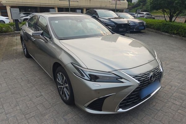 Lexus ES 2025, 3500 км, за 34409 USD