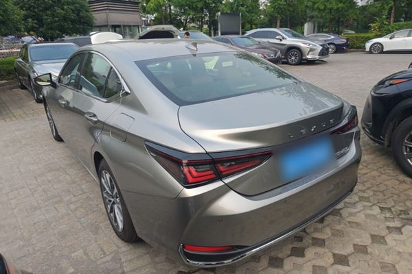 Lexus ES 2025, 3500 км, за 34409 USD