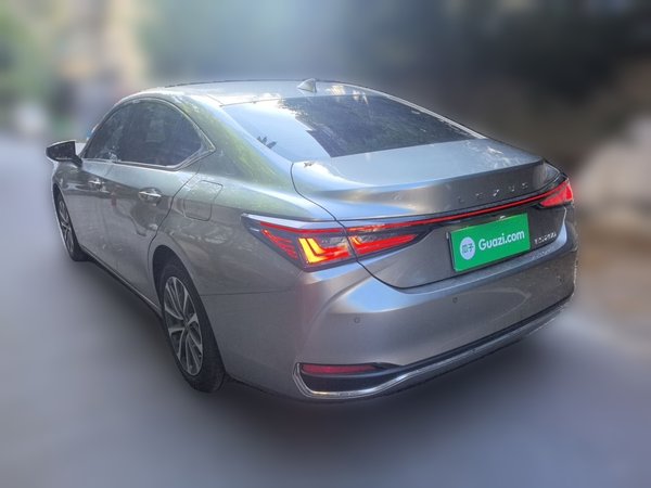 Lexus ES 2025, 9200 км, за 32584 USD