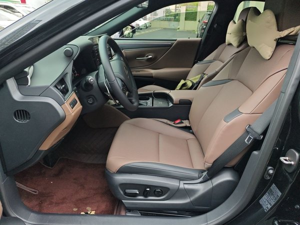 Lexus ES 2025, 1900 км, за 48704 USD