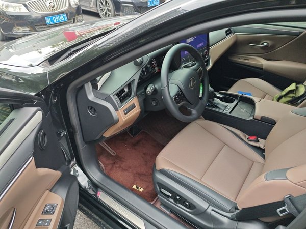 Lexus ES 2025, 1900 км, за 48704 USD - фото 13