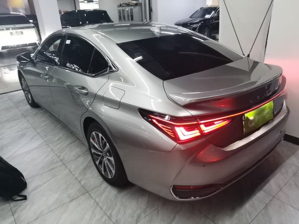 Lexus ES 2025, 13600 км, за 45721 USD