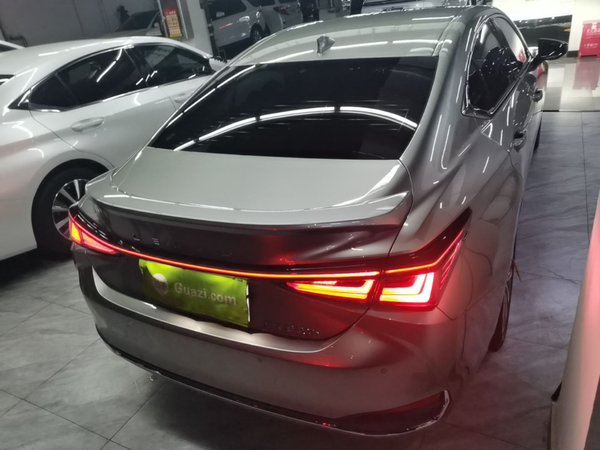 Lexus ES 2025, 13600 км, за 45721 USD