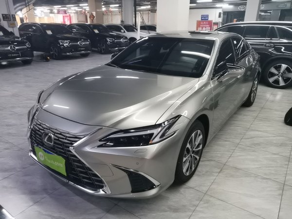 Lexus ES · 2025 год