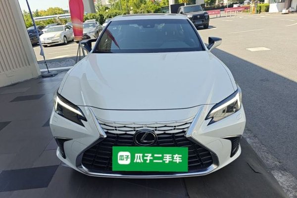 Lexus ES 2025, 4500 км, за 46322 USD