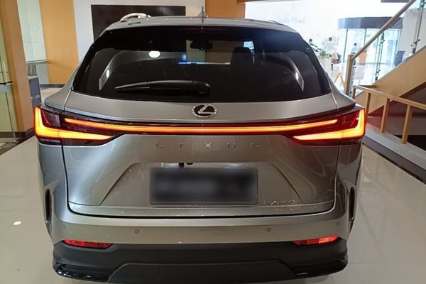 Lexus NX 2024, 1300 км, за 37811 USD
