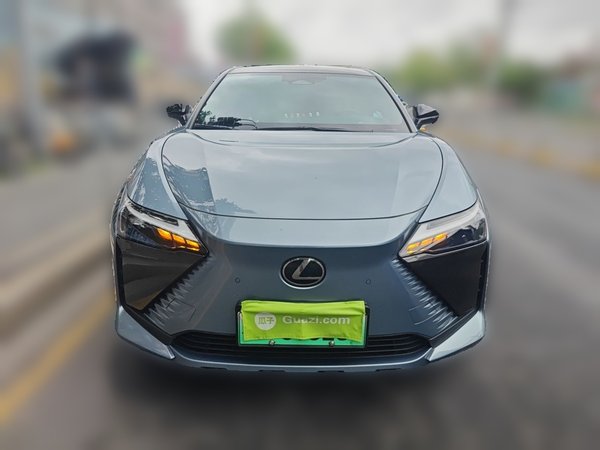 Lexus RZ 2023, 9600 км, за 24785 USD