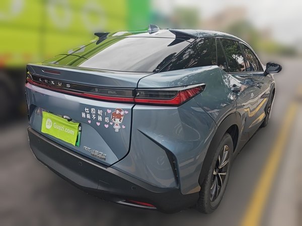 Lexus RZ 2023, 9600 км, за 24785 USD