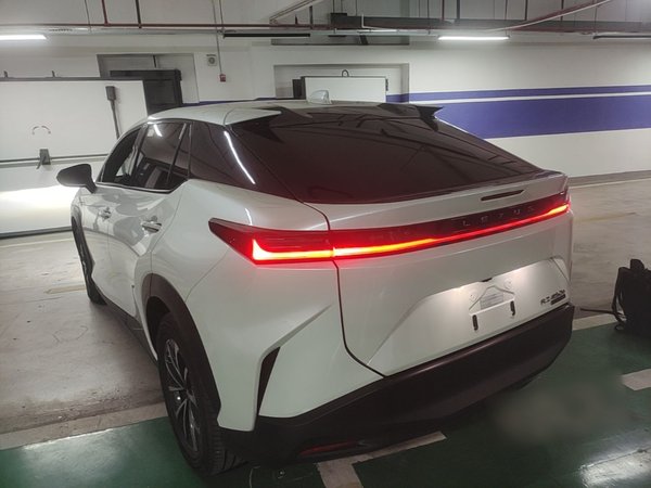 Lexus RZ 2023, 18800 км, за 24980 USD