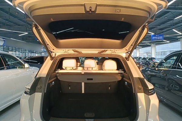 Li Auto L6 2024, 18000 км, за 30387 USD