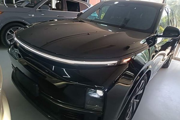 Li Auto L8 · 2023 год