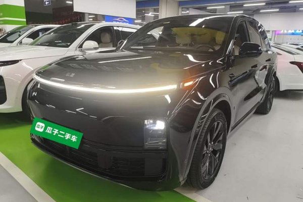 Li Auto L8 · 2023 год