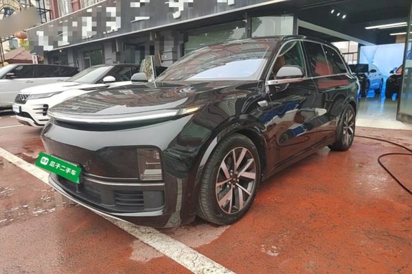 Li Auto L8 · 2023 год