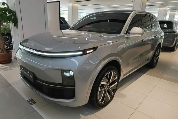 Li Auto L8 · 2023 год