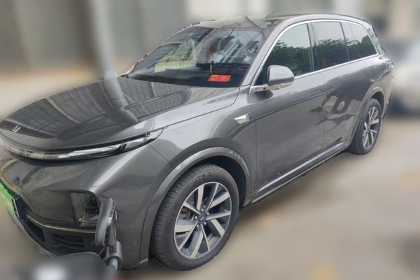 Li Auto L8 · 2023 год