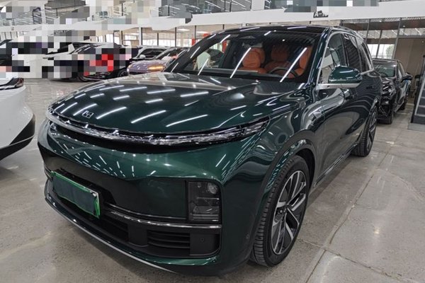 Li Auto L8 · 2023 год