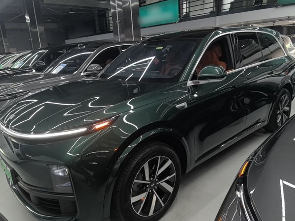 Li Auto L8 · 2023 год