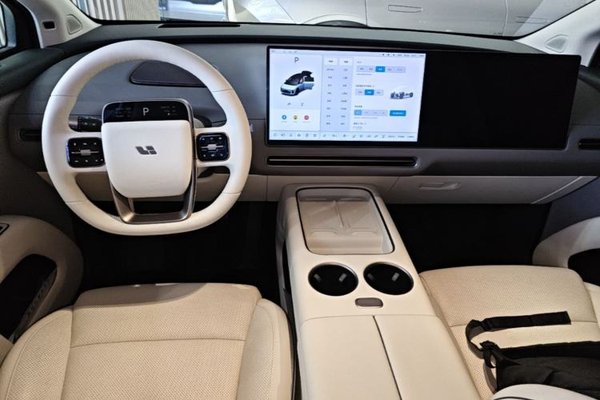 Li Auto Li Auto i8 2025, 7700 км, за 47485 USD - фото 13