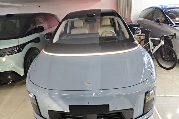 Li Auto Li Auto i8 2025, 7700 км, за 47485 USD