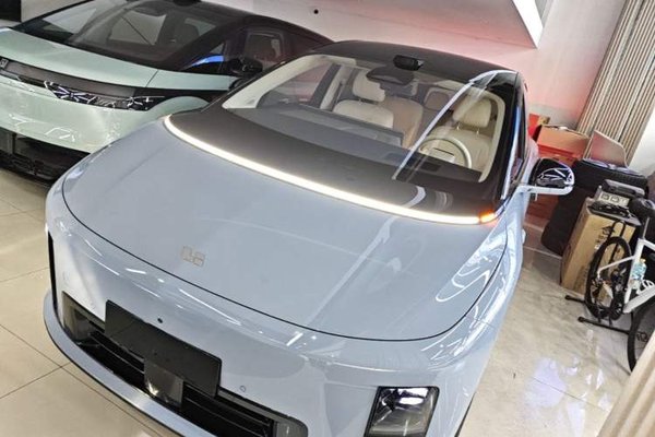 Li Auto Li Auto i8 · 2025 год