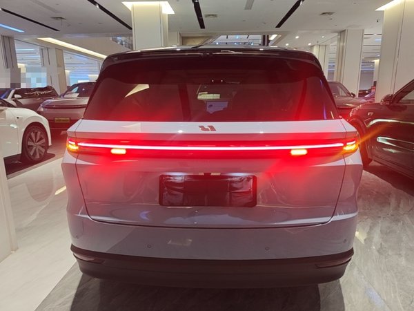 Li Auto Li Auto i8 2025, 8100 км, за 47473 USD