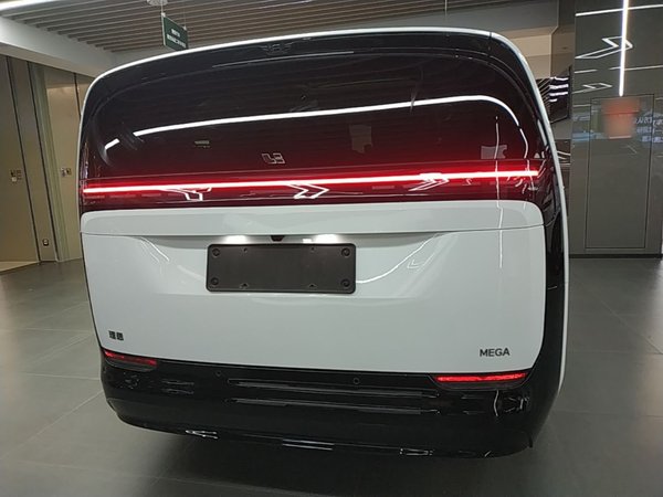 Li Auto MEGA 2025, 2300 км, за 77815 USD