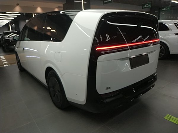 Li Auto MEGA 2025, 2300 км, за 77815 USD