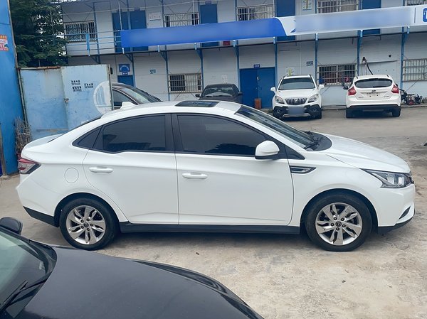 Luxgen S3 2016 1.6L CVT Deluxe Model with Sunroof, 2016 года
