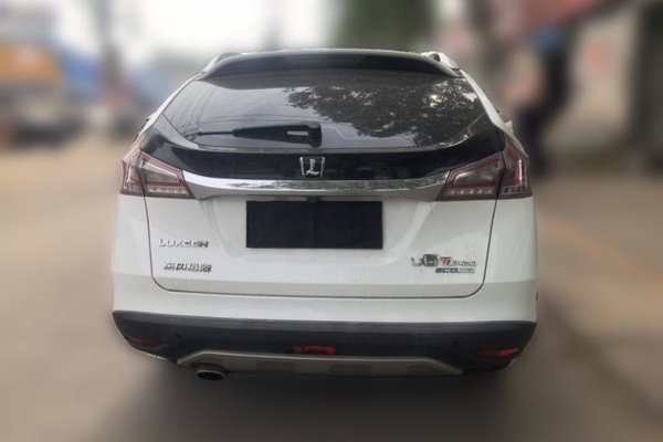 Luxgen U6 SUV 2015, 53900 км, за 3015 USD
