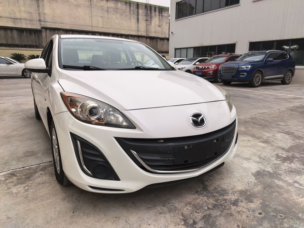 Mazda Mazda 3 2015 Sedan 1.6L Manual Comfort Model, 2015 года