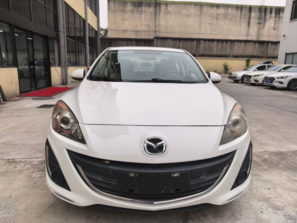 Mazda Mazda 3 2015 Sedan 1.6L Manual Comfort Model, 2015 года