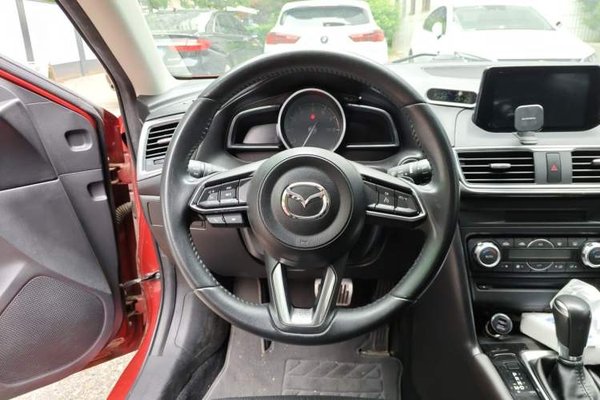 Mazda Mazda 3 Axela 2017, 53100 км, за 10220 USD - фото 7
