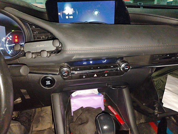 Mazda Mazda 3 Axela 2021, 125399 км, за 8835 USD - фото 14