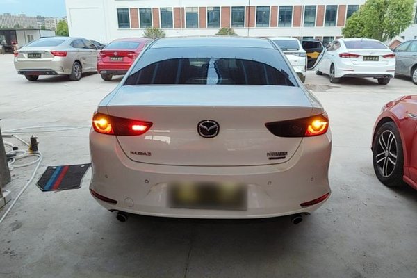 Mazda Mazda 3 Axela 2021, 45300 км, за 11794 USD
