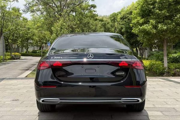 Mercedes-Benz E-Class 2024, 30700 км, за 53869 USD