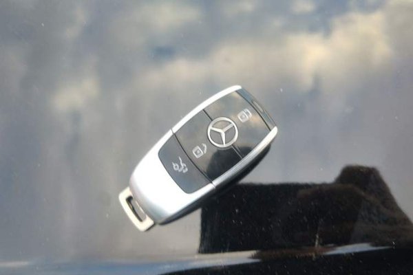 Mercedes-Benz E-Class New Energy 2023, 56300 км, за 33920 USD