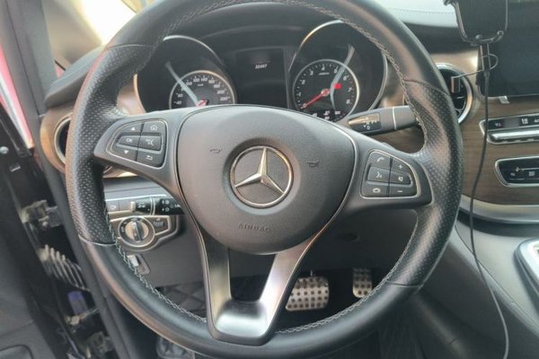 Mercedes-Benz V-Class 2021, 32400 км, за 44401 USD - фото 11