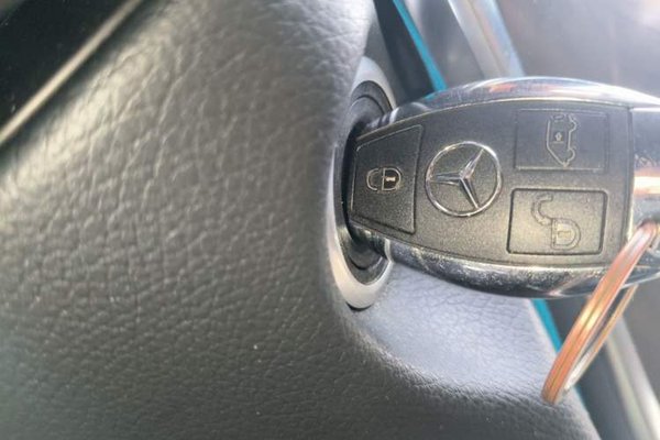 Mercedes-Benz V-Class 2021, 32400 км, за 44401 USD - фото 9