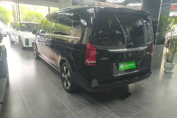 Mercedes-Benz V-Class 2021, 72100 км, за 38068 USD